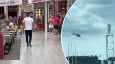 V obchodním centru zasahoval vrtulník. Miminko se opařilo kávou