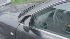Neznámý pachatel poničil několik zaparkovaných aut. Policie žádá o pomoc s pátráním