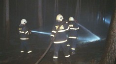 Hořící les u Olešné hasí hasiči z pěti krajů i vrtulník!