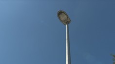 Čísla na lampách zachraňují životy. V Praze 9 nefungují, radnice to netušila