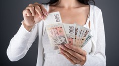 Žena na ulici našla opuštěnou obálku. Uvnitř bylo téměř 100 tisíc korun