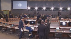 Zástupci států NATO jednali v Bruselu. Zelenskyj měl emotivní projev