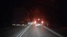 Kamioňák předjížděl jako zběsilý. Problikával, troubil a "sekal to" přes dvojitou čáru