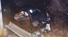 Řidič prorazil s audi svodidla a přistál v příkopu