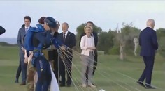Prezident Biden šokoval na summitu G7. Video obletělo svět