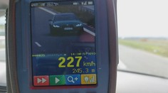 Po dálnici svištěl rychlostí 230 km/h. Jel jsem bezpečně, tvrdil řidič policistům
