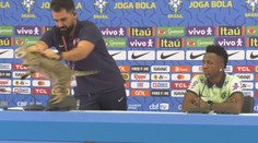 Mluvčí brazilské reprezentace zahodil kočku. Na tiskovce to jen zahučelo
