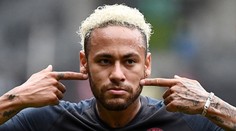Zůstávám! Neymar odmítl spekulace, podepsal smlouvu do roku 2026