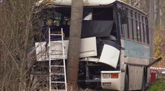 Autobus vrazil u Příbrami do stromu, několik dětí se zranilo!