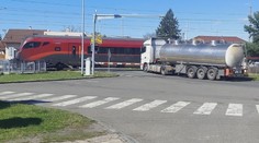 Řidič kamionu uvízl na železničním přejezdu. Málem ho smetl vlak