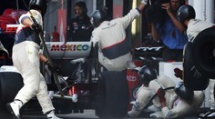 VIDEO: Kobajaši v boxech sejmul několik mechaniků