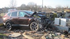 Rozjeté auto prorazilo zeď hřbitova, zastavily ho až hroby