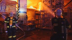 Obří plameny pohltily skladovací haly. Škody jdou do milionů