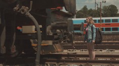 Drsná kampaň: Dívka s mobilem v ruce vkročila do kolejí. "Mami, nechci umřít," křičela 