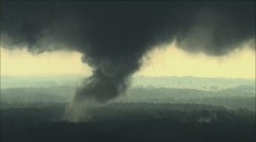 VIDEO: Jedinečné záběry ukazují, jak se formuje obrovské tornádo