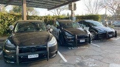 Policisté si pořídili elektromobily Tesla. Po necelém roce se jich radši zbavují