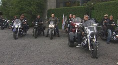 Tohle moderátoři nečekali. Do studia Snídaně přijel motorkářský gang