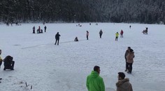 Lidé si z chráněných jezer na Šumavě udělali kluziště. Park povolal hlídky