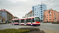 Tragédie v Olomouci. Seniorce ve dveřích tramvaje uvízla noha, na místě zemřela