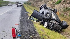 Po D7 se hnalo auto v protisměru. Řidič se mu vyhýbal, skončil zraněný na střeše