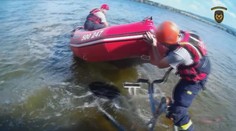 Muž se přidržoval převrácené loďky, manželku v bezvědomí držel v náručí