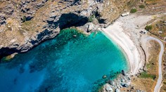 Turisté mají smůlu. Jedna z nejhezčích řeckých pláží se během vteřiny změnila k nepoznání