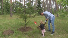 Zahradník Krpálek. V Botanické zahradě zasadil společně s dcerou strom