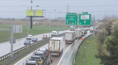 Kamionům se vyplatí jezdit přes Česko. Mýtné zvýšit nemůžeme, hlásí ministr