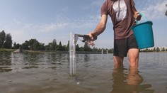 Vědecký experiment na jablonecké nádrži. Město se snaží zbavit sinic a řas