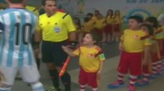 VIDEO: Messi IGNOROVAL malého kluka, ten pak stál jako opařený