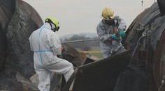 Hasiči stále zasahují v Hustopečích kvůli nehodě. Chemikálie prosákla i do rybníka