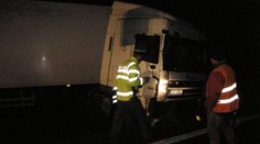 Tragická nehoda na Tachovsku. Kamion se rozjel a přimáčkl řidiče na náklaďák