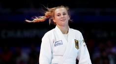 VIDEO: Dostala flákanec, trenér propleskal svěřenkyni před zápasem
