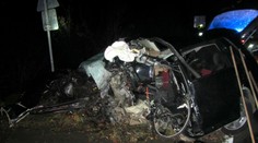 Mladý řidič (†21) narazil do stromu, z jeho auta zbyl jen vrak
