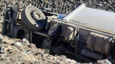 Na jihu Čech se převrátilo popelářské auto. Jeden z pracovníků na místě zemřel