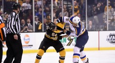 Hráči v NHL se rvali, televizní komentátor jim zpíval koledu!