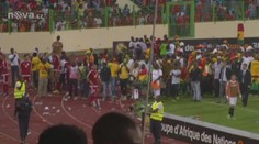 VÁLEČNÁ ZÓNA! Na africkém šampionátu řádili fanoušci, zasahoval vrtulník