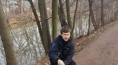 Město pod útokem labutí! Záludného ptáka uklidnili strážníci speciálním chvatem