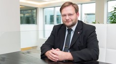 Předseda Koruny České: "Zrušme republiku a obnovme monarchii!"