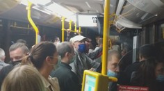 MHD představuje riziko nákazy. Lidé se bojí cestovat ve špičce