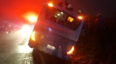 Lidé pospíchali do práce, autobus s nimi havaroval. Vylézt museli střešním oknem