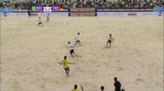 VIDEO: Míčový kouzelník si v plážovém fotbale geniálně poradil s bandou soupeřů
