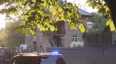 V Praze se zřítila část domu. Sutiny prohledávali kynologové se psy