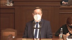 Ministr "strašil" nošením respirátorů i v létě, teď se za výrok omluvil. VIDEO