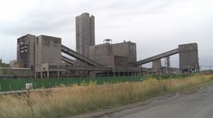 Důl je osm měsíců uzavřen, přesto se do něj sypou miliony