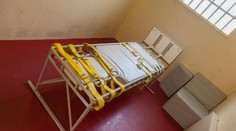 Muže neprávem zavřeli na psychiatrii, přikurtovali k posteli a napumpovali léky