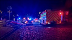Muž skočil z Karlova mostu, z řeky ho museli lovit hasiči