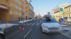 Řidič najel do skupinky studentů, tři chlapci skončili v nemocnici!