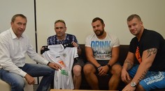 Napadený fanoušek Hradce popsal napadení a pak dostal dárek!