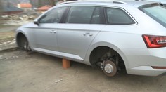 Přišli k autu, stálo na špalcích! Zloději kradou kola ve velkém
